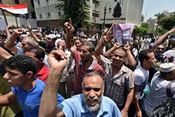 Partidários de Mohammad Morsi em manifestação diante do parlamento dissolvido. Crédito Hisham  Allam/IPS