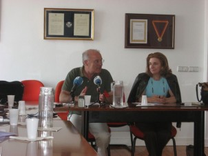Armenio Carlos e Deolinda Machado, da Comissão Executiva da CGTP, informam a correspondentes estrangeiros sobre grande adesão à greve geral. Crédito: Mario Queiroz/IPS